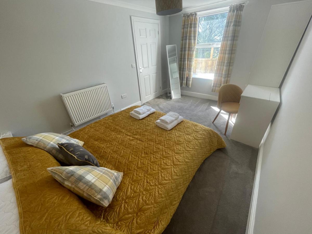 Immaculate One Bedroom Home With Private Parking Суонси Экстерьер фото