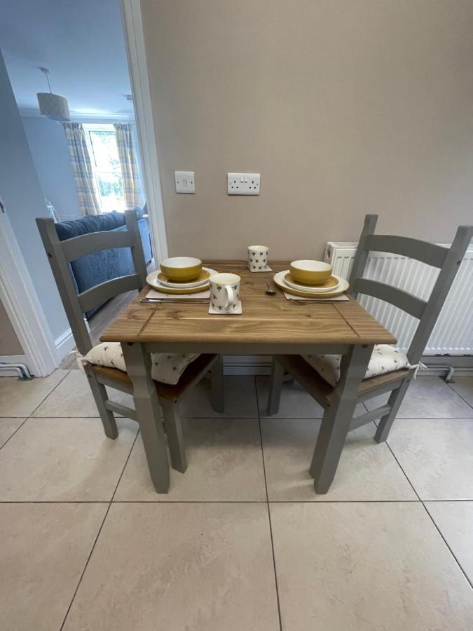 Immaculate One Bedroom Home With Private Parking Суонси Экстерьер фото